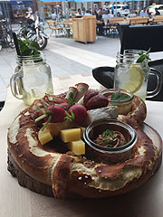 „Zum Stiftl - mein Wirtshaus“  Riesenbrezn von der Bäckerei Piller mit Käse, Radieserl und Trauben garniert zum teilen (©Foto: Martin Schmitz)